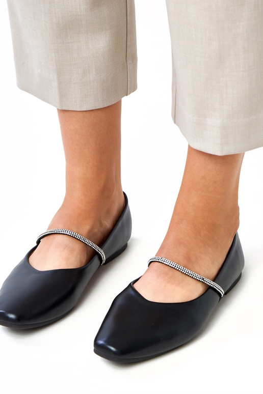 Sapatilhas pretas com tira... Sapatilhas pretas com tira...