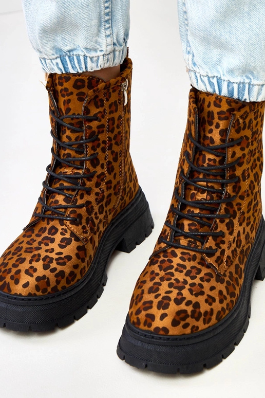 Botas cor marrom com estampa de...