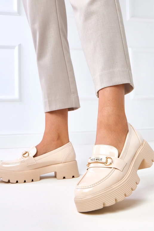 Mocassins cor areia envernizados com... Mocassins cor areia envernizados com...