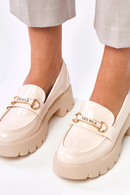 Mocassins cor areia envernizados com... Mocassins cor areia envernizados com...