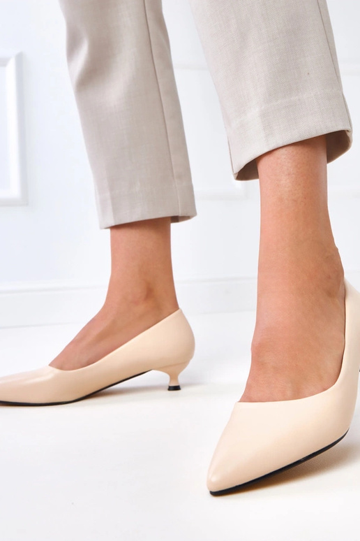 Sapatos cor areia com salto baixo,... Sapatos cor areia com salto baixo,...