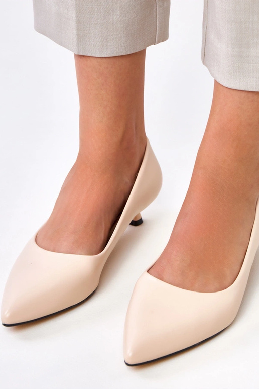 Sapatos cor areia com salto baixo,... Sapatos cor areia com salto baixo,...