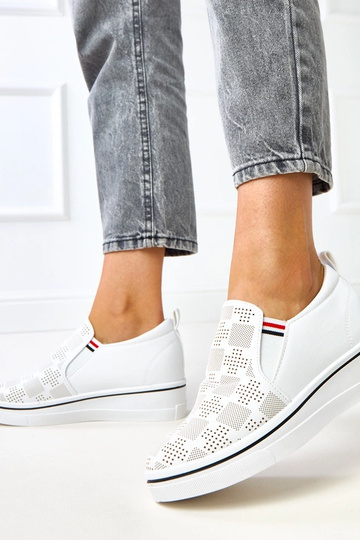 Tênis brancos vazados com...