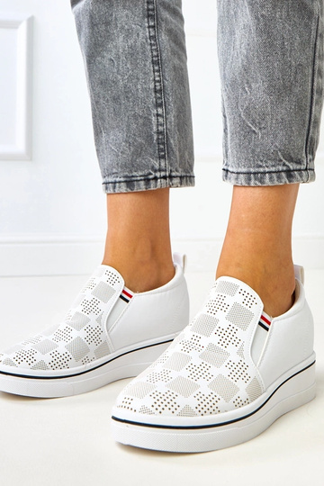 Tênis brancos vazados com... 2