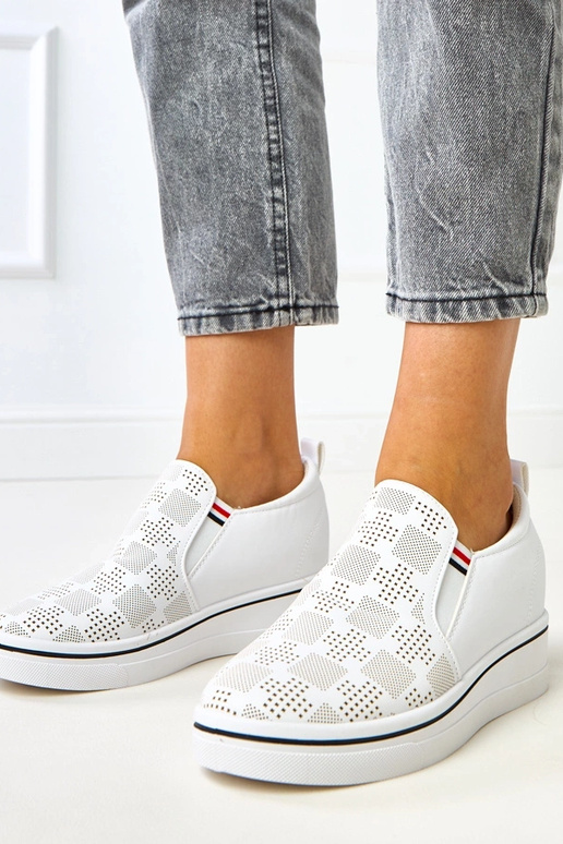 Tênis brancos vazados com plataforma,... Tênis brancos vazados com plataforma,...