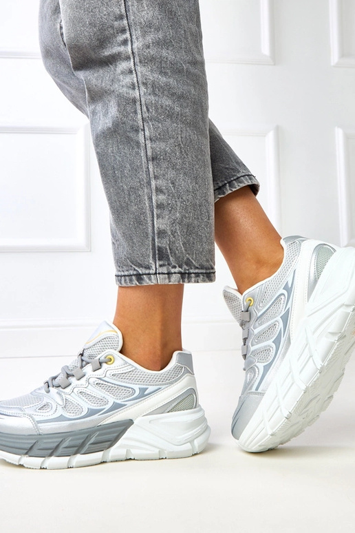 Sapatilhas prateadas com sola grossa... Sapatilhas prateadas com sola grossa...