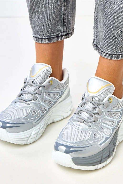 Sapatilhas prateadas com sola grossa... Sapatilhas prateadas com sola grossa...