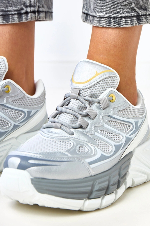 Sapatilhas prateadas com sola grossa... Sapatilhas prateadas com sola grossa...