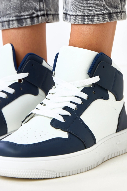 Sapatilhas altas brancas e... Sapatilhas altas brancas e...