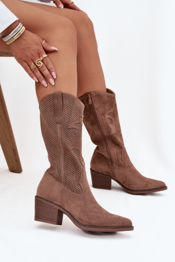 Botas femininas de cano longo estilo cowboy bege com elementos vazados e saltinhos Olivette