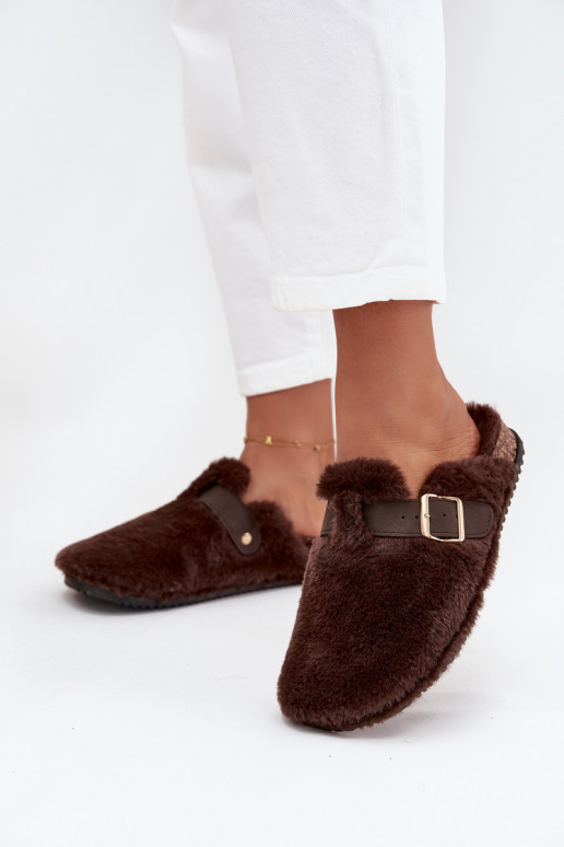 com um casaco de pele Chinelos femininos com uma plataforma com alças I com fivelas cor marrom Noraline