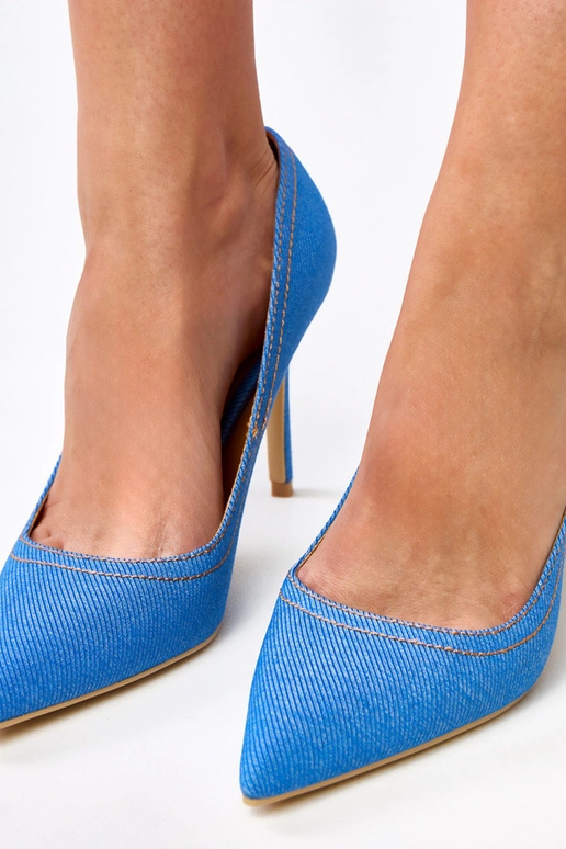 Sapatos altos azuis claros imitando... Sapatos altos azuis claros imitando...