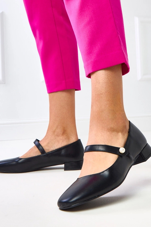 Sapatos baixos pretos com faixa... Sapatos baixos pretos com faixa...