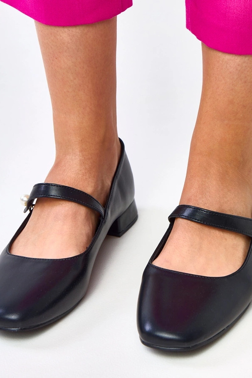 Sapatos baixos pretos com faixa... Sapatos baixos pretos com faixa...