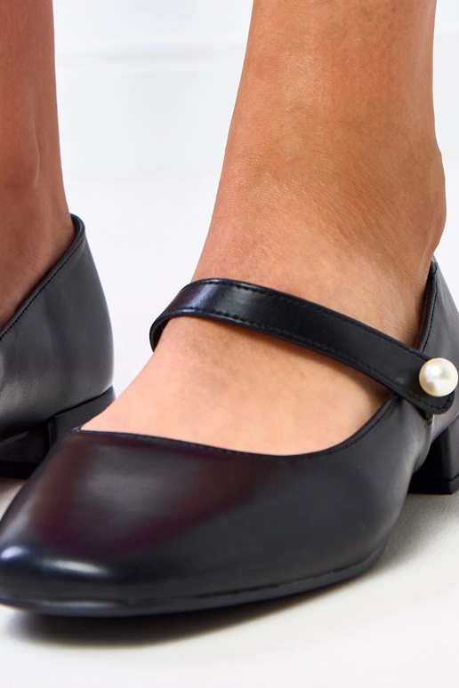 Sapatos baixos pretos com faixa... Sapatos baixos pretos com faixa...