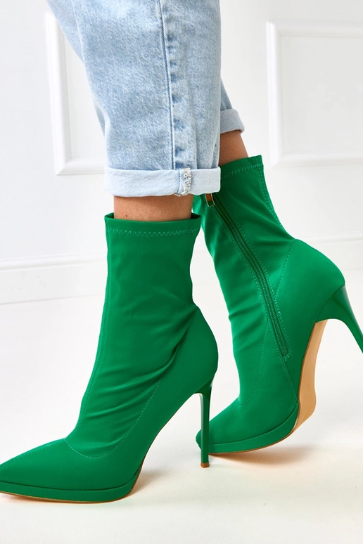Botinhas verdes de cetim com salto...