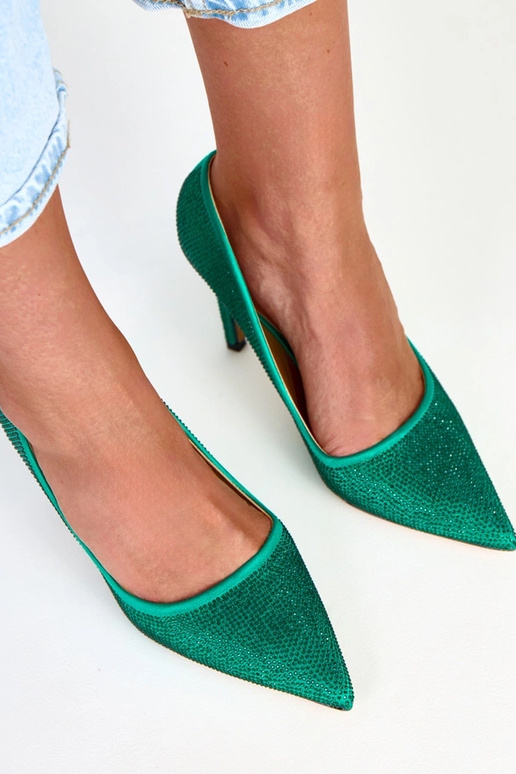 Sapatos altos verdes de cetim com... Sapatos altos verdes de cetim com...