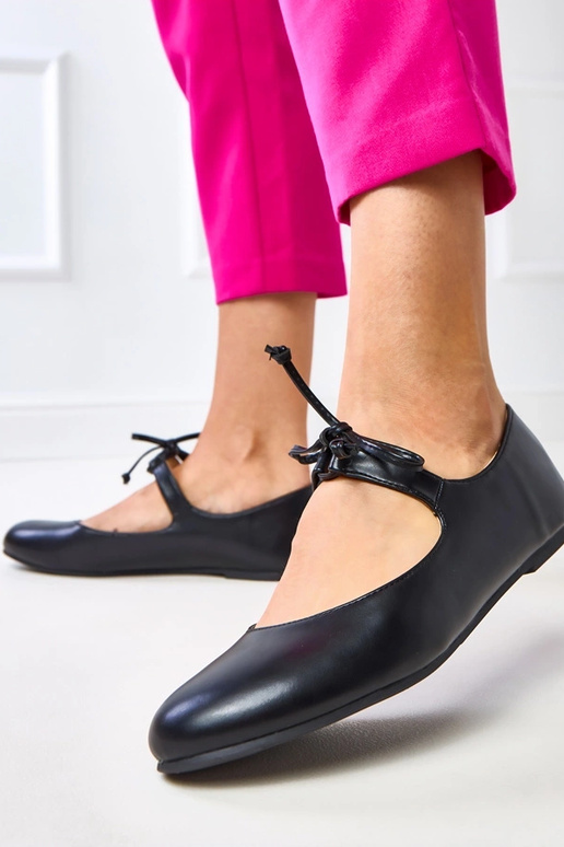 Sapatilhas pretas amarradas acima do... Sapatilhas pretas amarradas acima do...