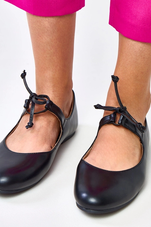 Sapatilhas pretas amarradas acima do... Sapatilhas pretas amarradas acima do...