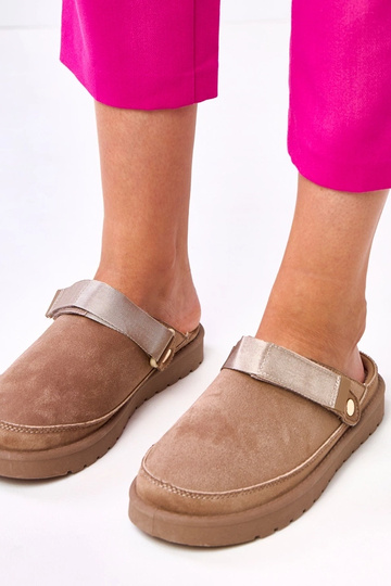 Mules marrons com adesivo...