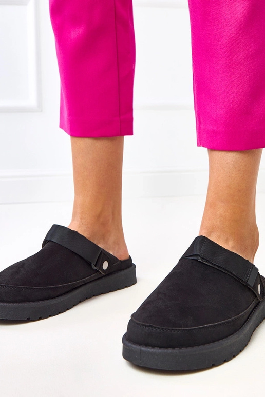 Mules pretas com adesivo Miluska