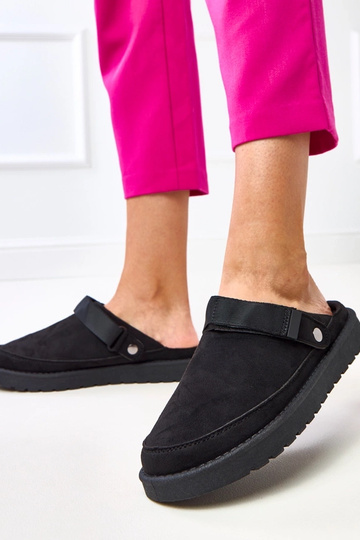 Mules pretas com adesivo Miluska 2