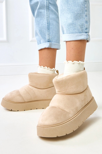 Botas de neve acolchoadas em tom areia sobre plataforma Ribeiro