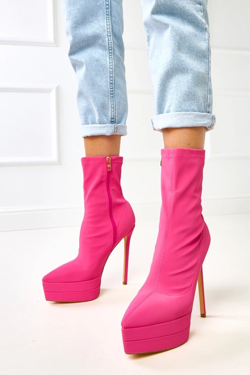 Botins rosa de cetim sobre salto alto...