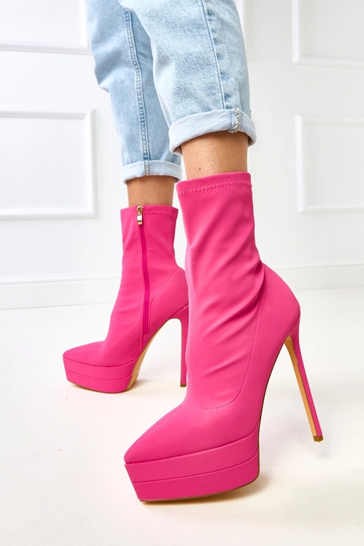 Botins rosa de cetim sobre salto alto...