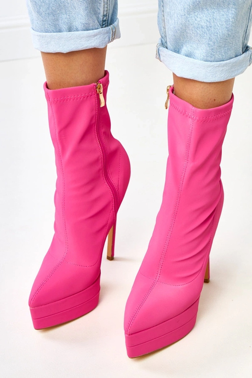 Botins rosa de cetim sobre salto alto...