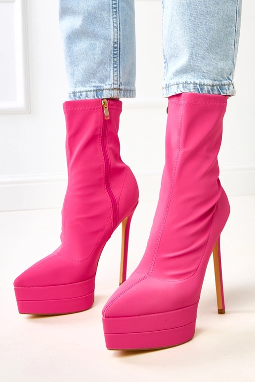 Botins rosa de cetim sobre salto alto...