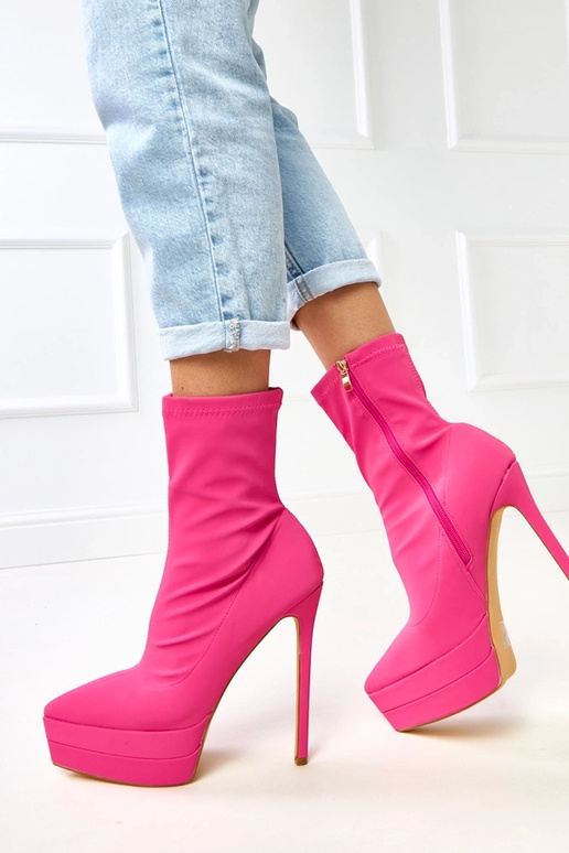 Botins rosa de cetim sobre salto alto...