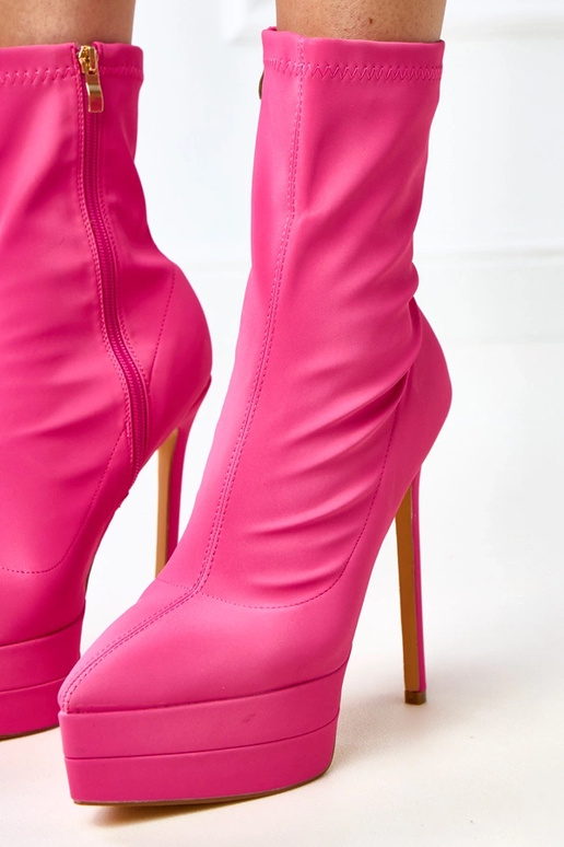 Botins rosa de cetim sobre salto alto...