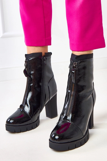Botins pretos envernizados...