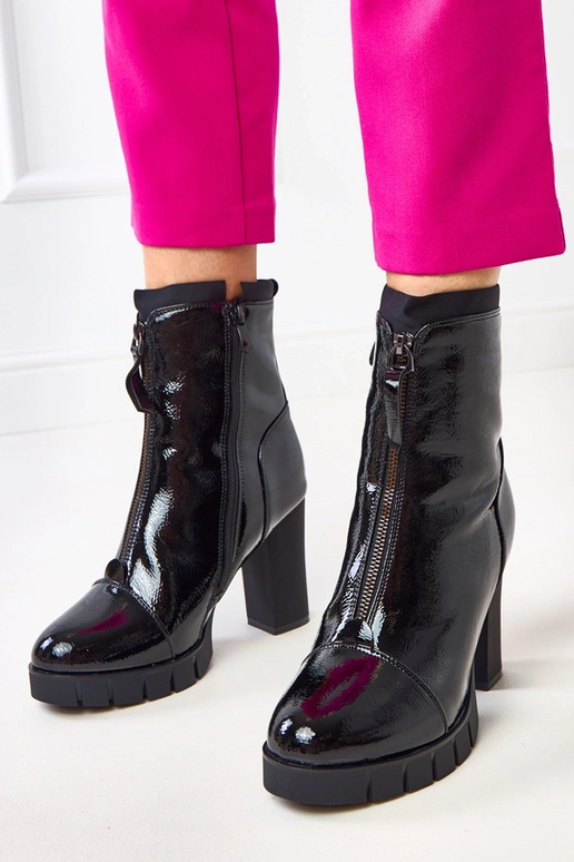 Botins pretos envernizados sobre...