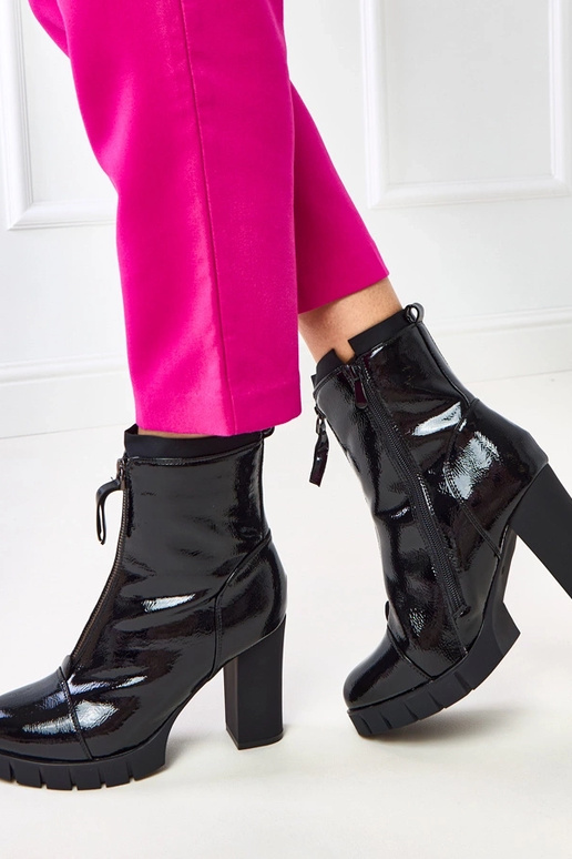 Botins pretos envernizados sobre...