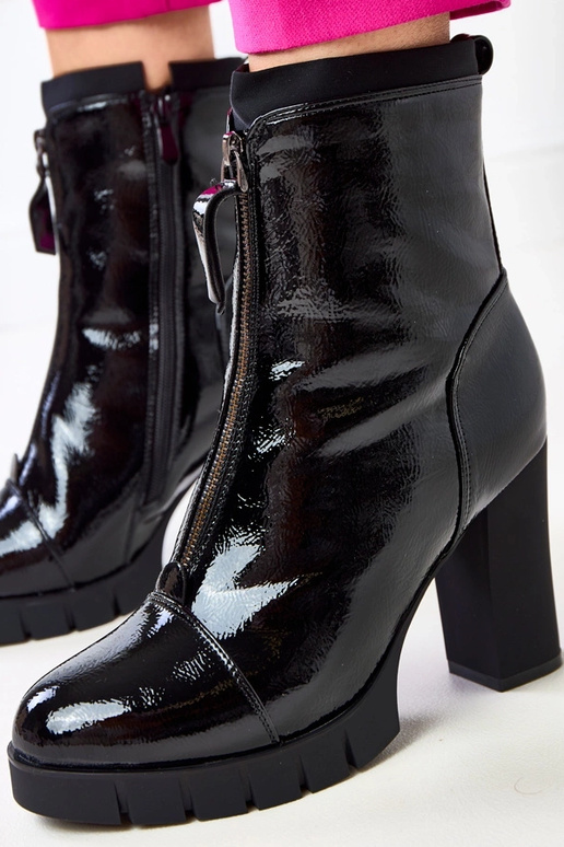 Botins pretos envernizados sobre...