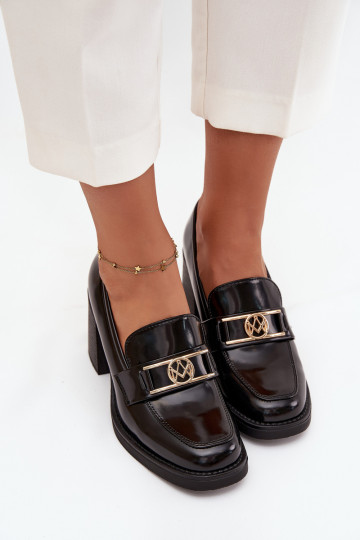 sapato Feminino com salto Ze cor douradam Detalem cor preta Privelle