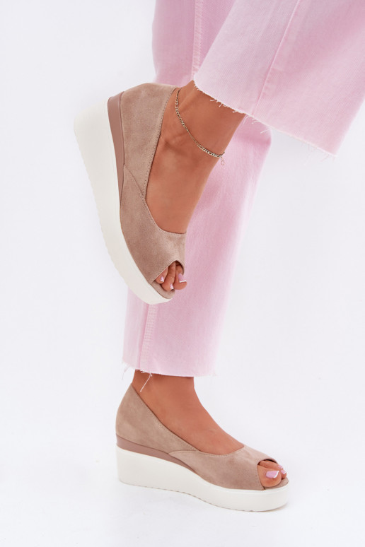 Sandálias femininas Em uma cunha Z de camurça ecológicau bege Velira Sandálias femininas Em uma cunha Z de camurça ecológicau bege Velira