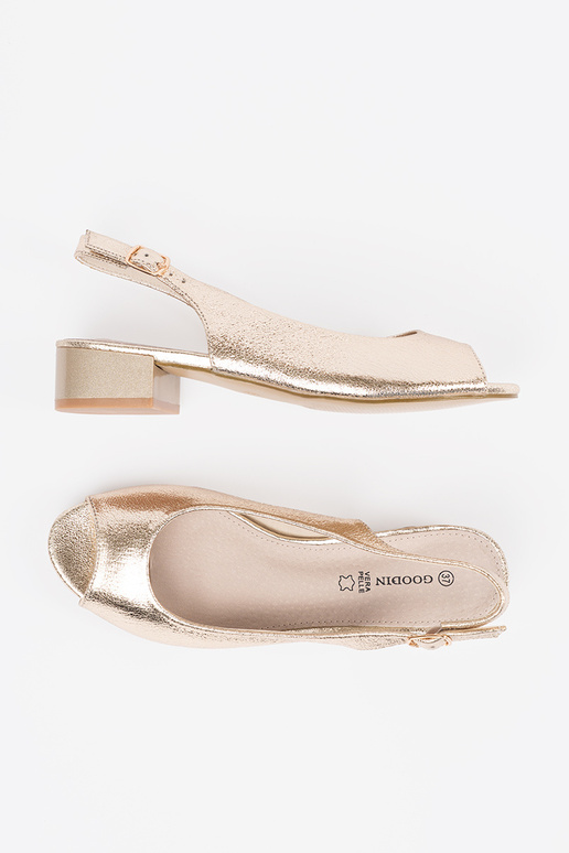 Sandálias douradas de salto baixo