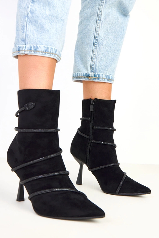 Botins pretos com salto decorados com...