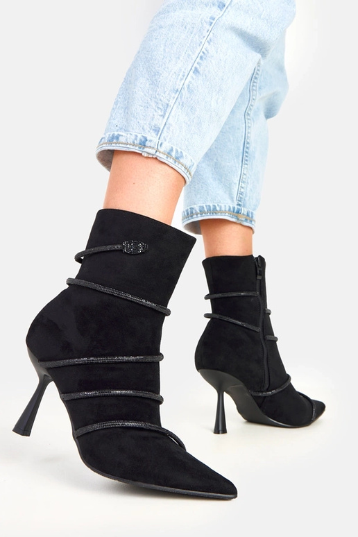 Botins pretos com salto decorados com...