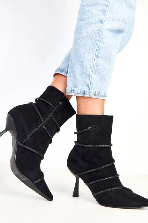 Botins pretos com salto decorados com...