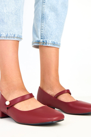 Sapatos bordô de salto com tira decorativa Alya