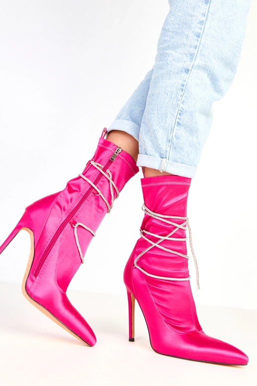 Botins rosas de cetim com salto...