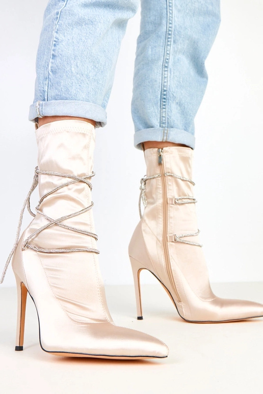 Botins na cor champanhe de cetim com...