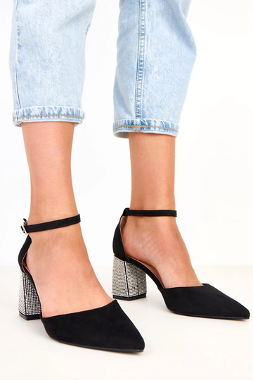 Sapatos pretos de salto...