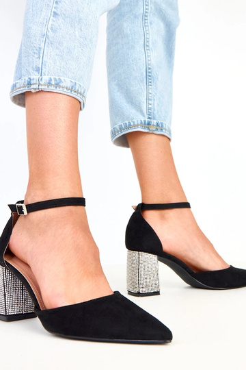 Sapatos pretos de salto... 2