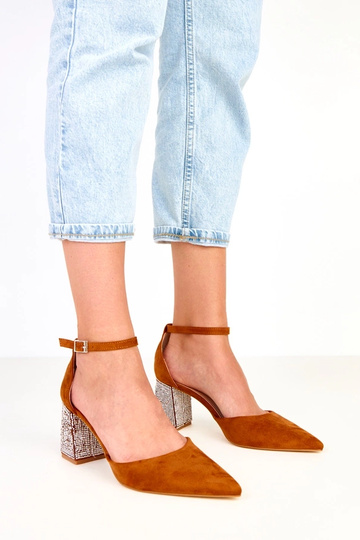 Sapatos marrons de salto...