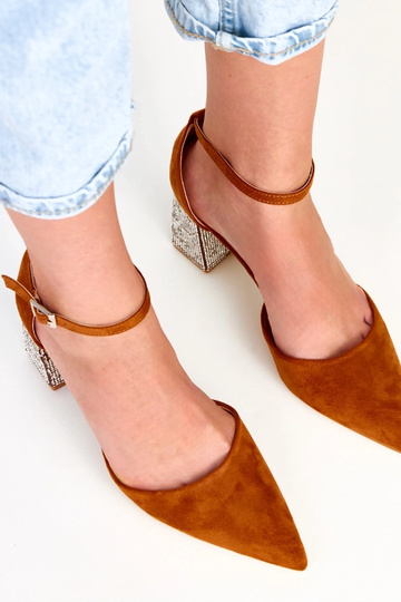 Sapatos marrons de salto... 2